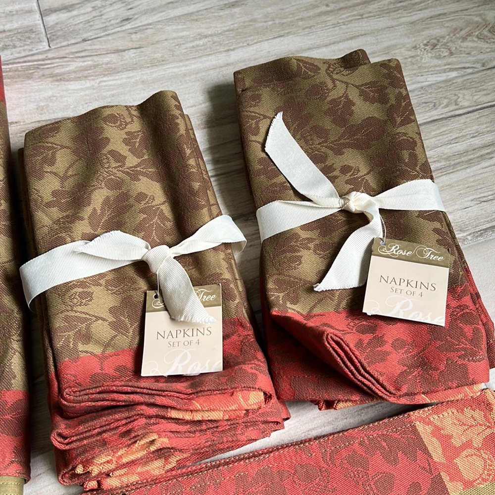 • Rose Tree Table Linens Bundle 🍁 🍂 • - Picture 3 of 9